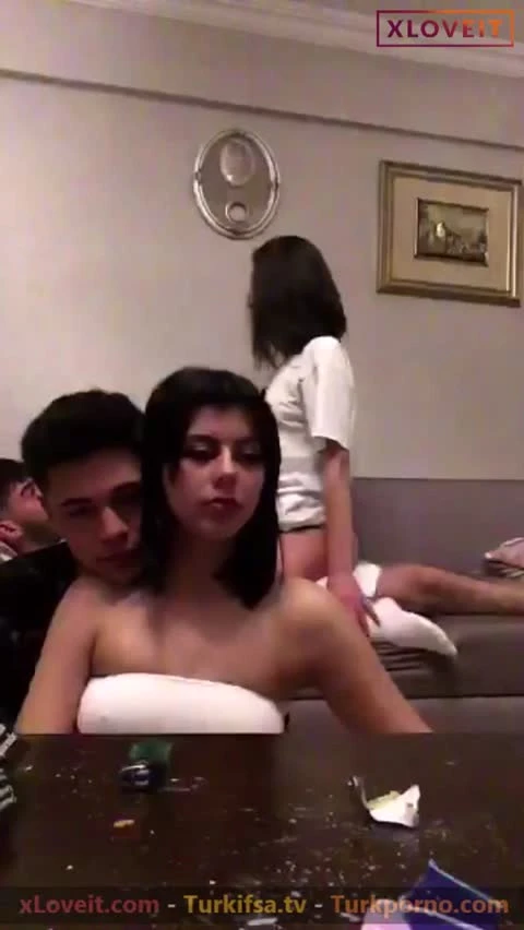 Ceyda Sevim 2 erkek 2 kız yayında sevişti